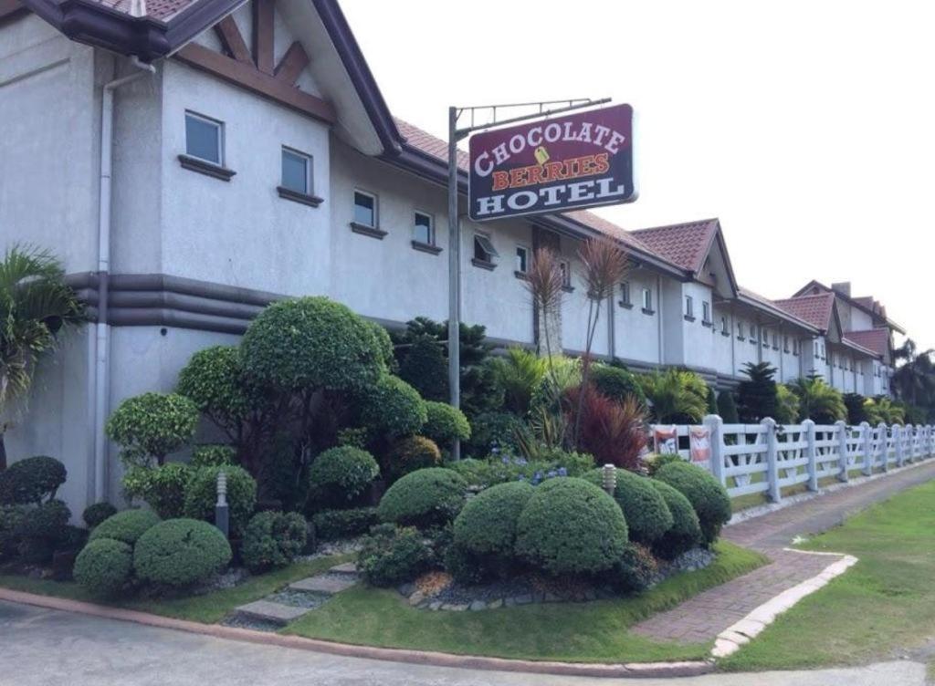 ein Hotel mit einem Schild vor einem Gebäude in der Unterkunft Chocolate and Berries Hotel in Baliuag