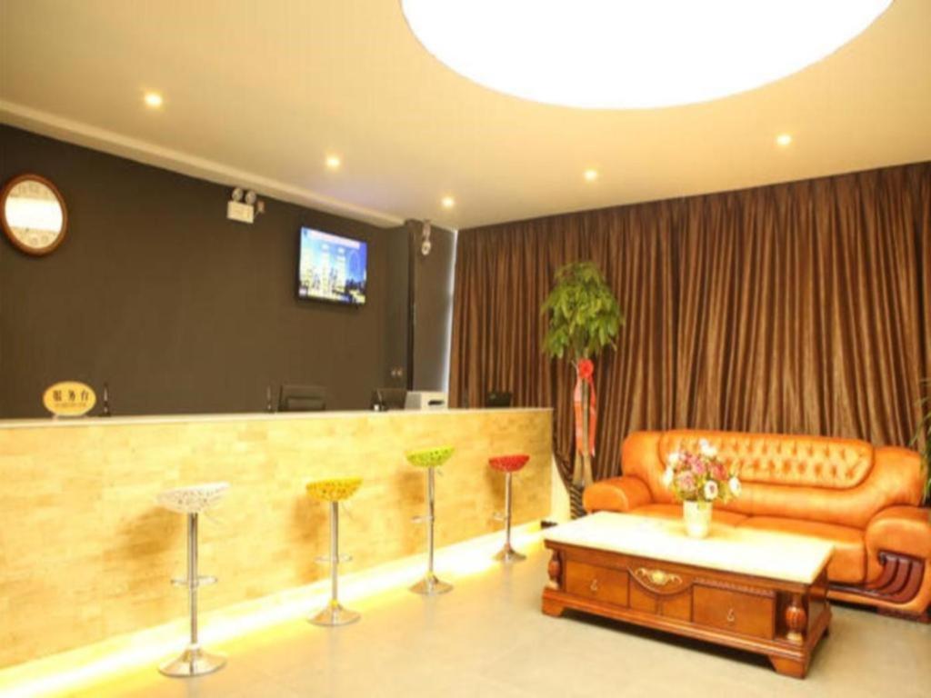 - un salon avec un canapé et une table dans l'établissement 7 Days Premium Shihezi Youxie Plaza Jun Ken Museum, à Shihezi