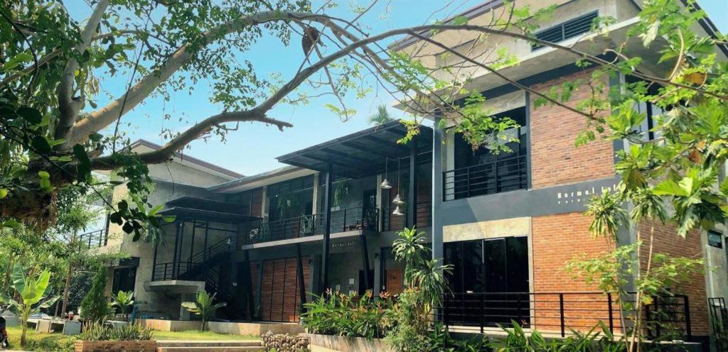 uma vista externa da Universidade de Queens Building em palmhouse em Mae Hong Son