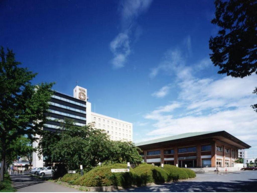 um grande edifício em frente a um edifício em Hotel Grand Shinonome em Tsukuba