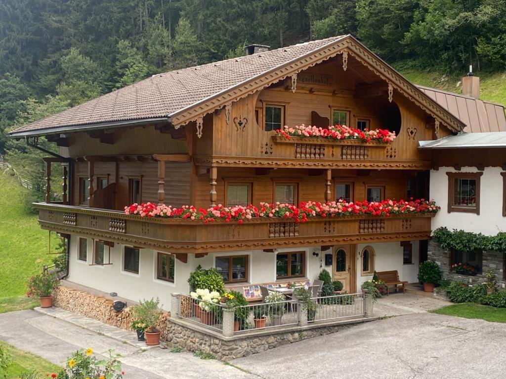 una gran casa de madera con flores en el balcón en Apartment Auszeit, en Brandberg