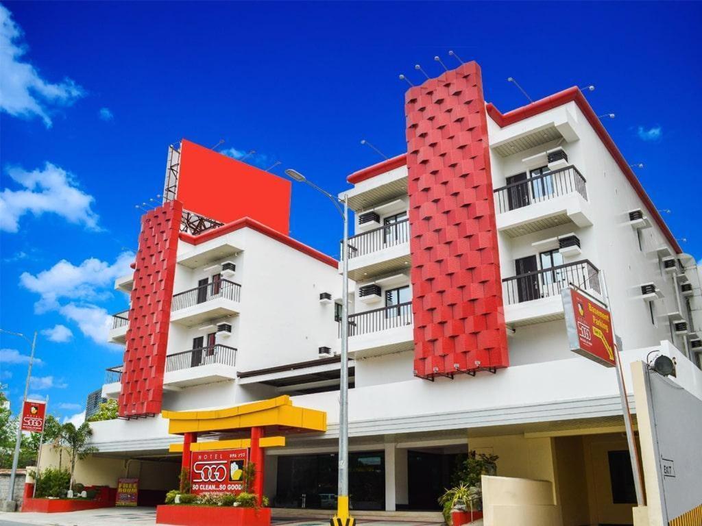 un edificio alto blanco con techo rojo en Hotel Sogo Roxas Blvd., en Manila
