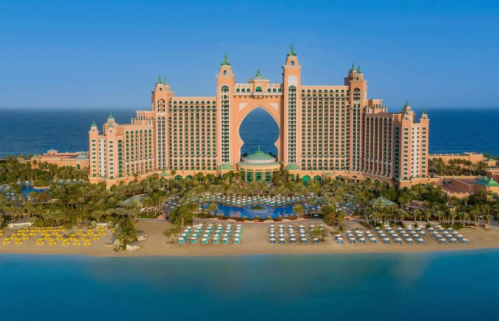 una vista aérea de la localidad de Bellagio y del casino en Atlantis, The Palm en Dubái