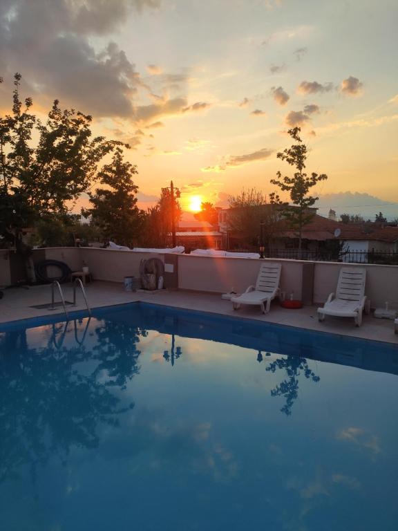 Východ nebo západ slunce při pohledu z hotelu nebo okolí
