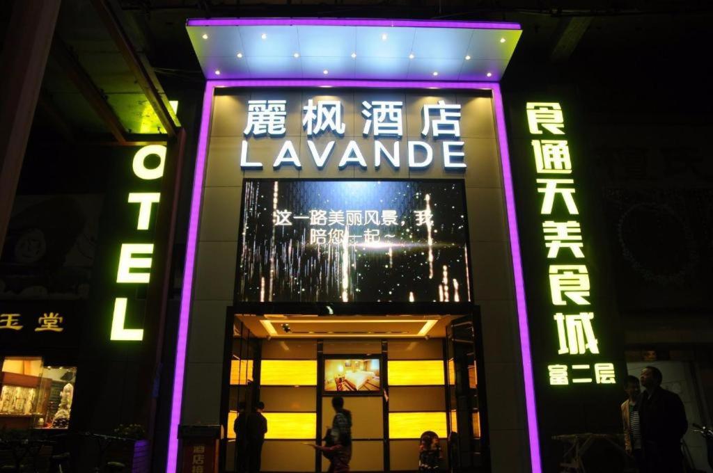 Un edificio con un cartello che leggiadra di Lavande Hotel Guangzhou Shangxiajiu Pedestrian Street Hualin Temple Metro Station a Canton