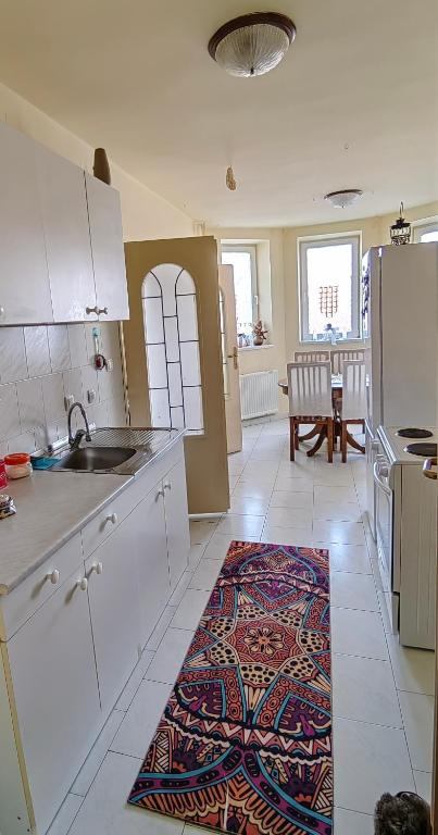Kuchyň nebo kuchyňský kout v ubytování JO.RA. APARTMENT