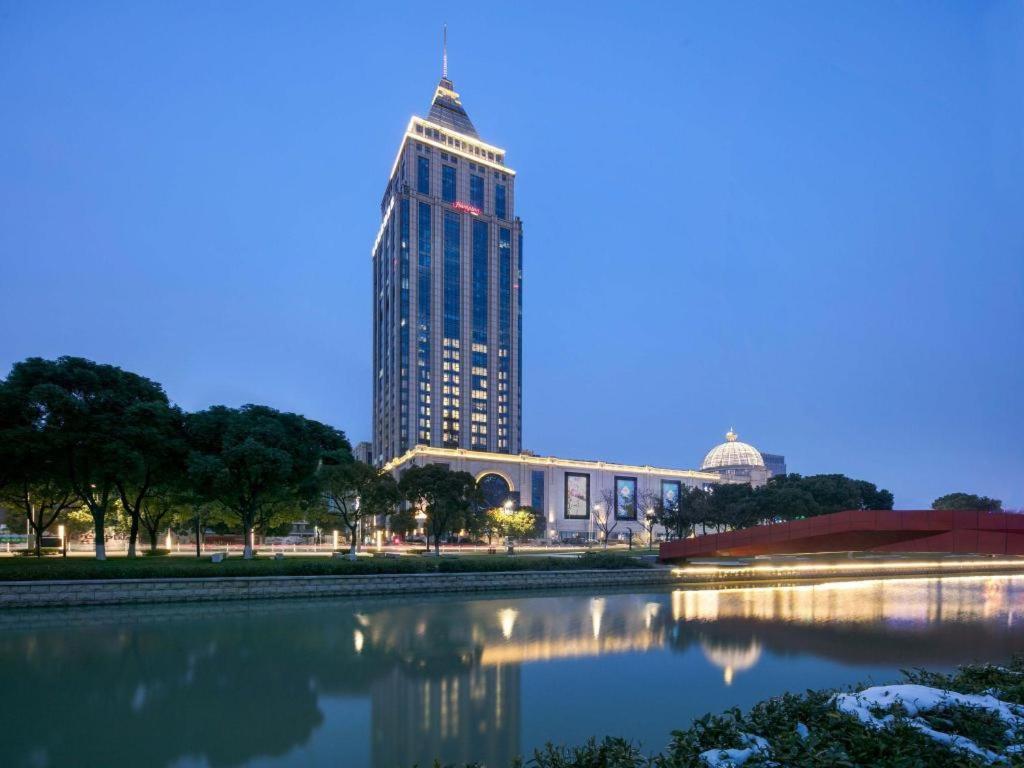 Yuangengshang的住宿－Hampton by Hilton Suzhou XiangCheng，倒映在水中的高楼