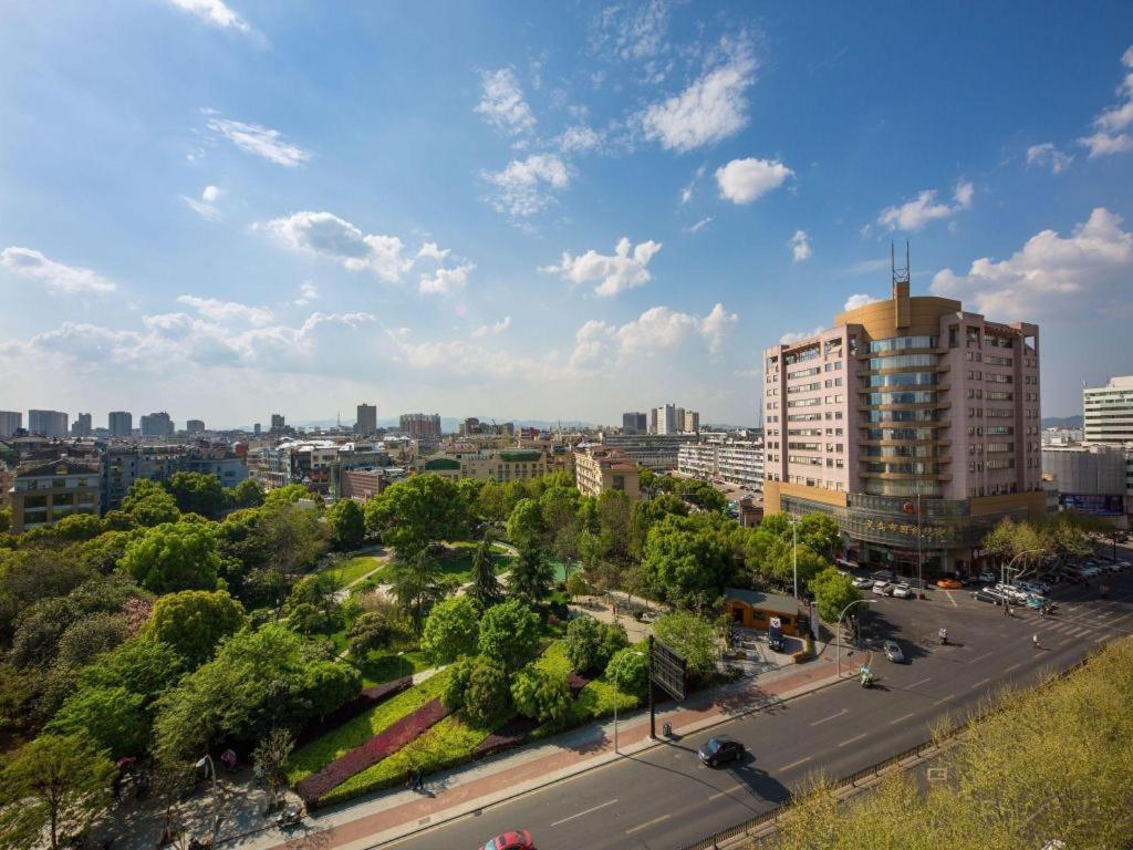 een uitzicht op een stad met een gebouw en een straat bij JIAN AI XI YUE HOTEL in Yiwu