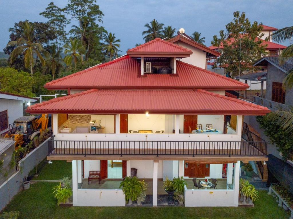 Holiday Home Kalutara في كالوتارا: اطلالة جوية على منزل بسقف احمر