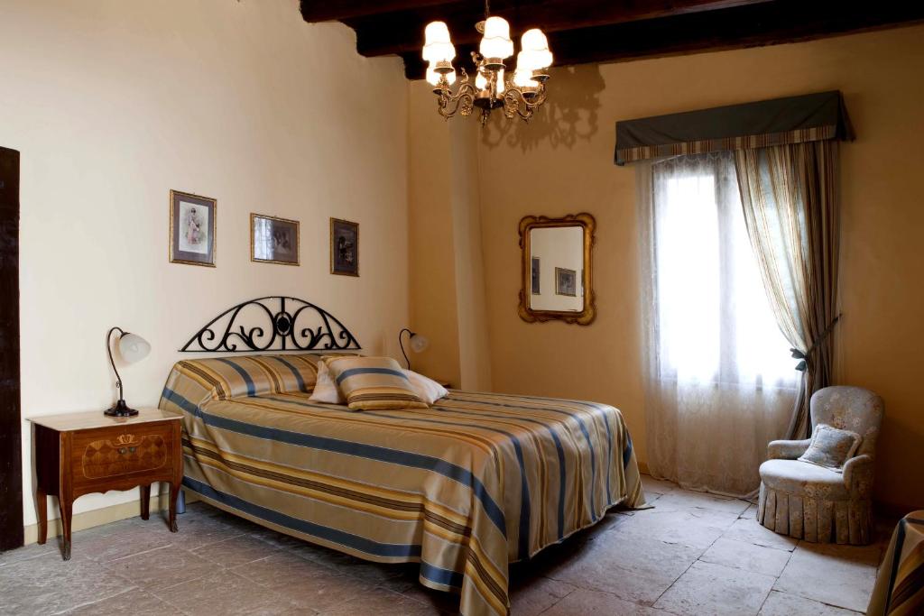 Ένα ή περισσότερα κρεβάτια σε δωμάτιο στο Palazzo Antica Via Appia