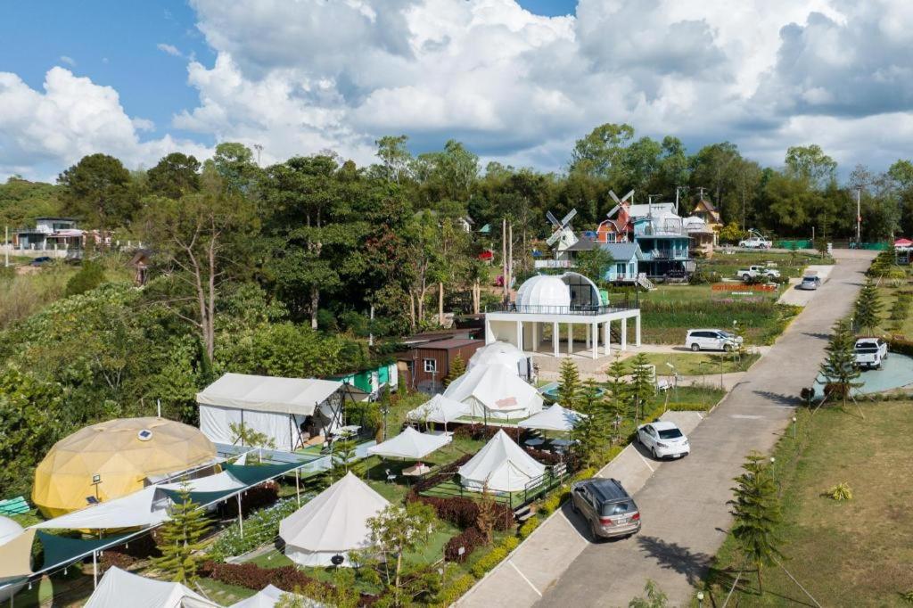 Ban Thung Samoe的住宿－Ozone by Bankhaokho，享有小镇的空中景致,设有帐篷和汽车