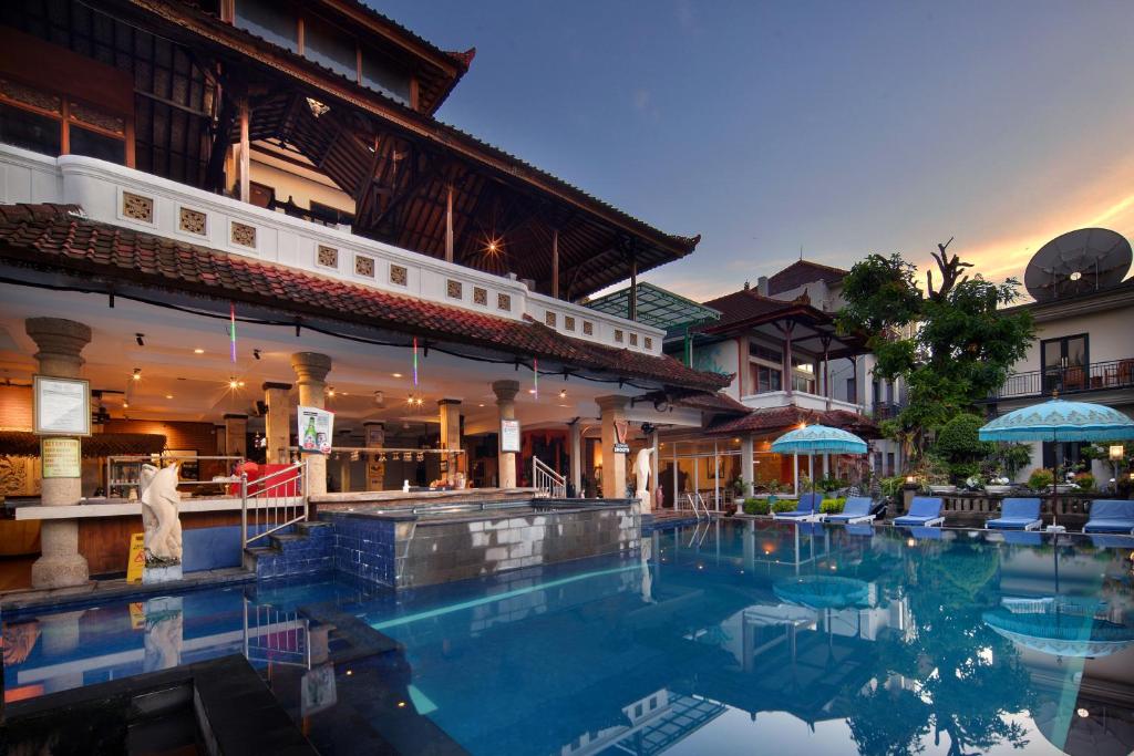 una gran piscina frente a un edificio en Legian Village Hotel - CHSE Certified, en Legian