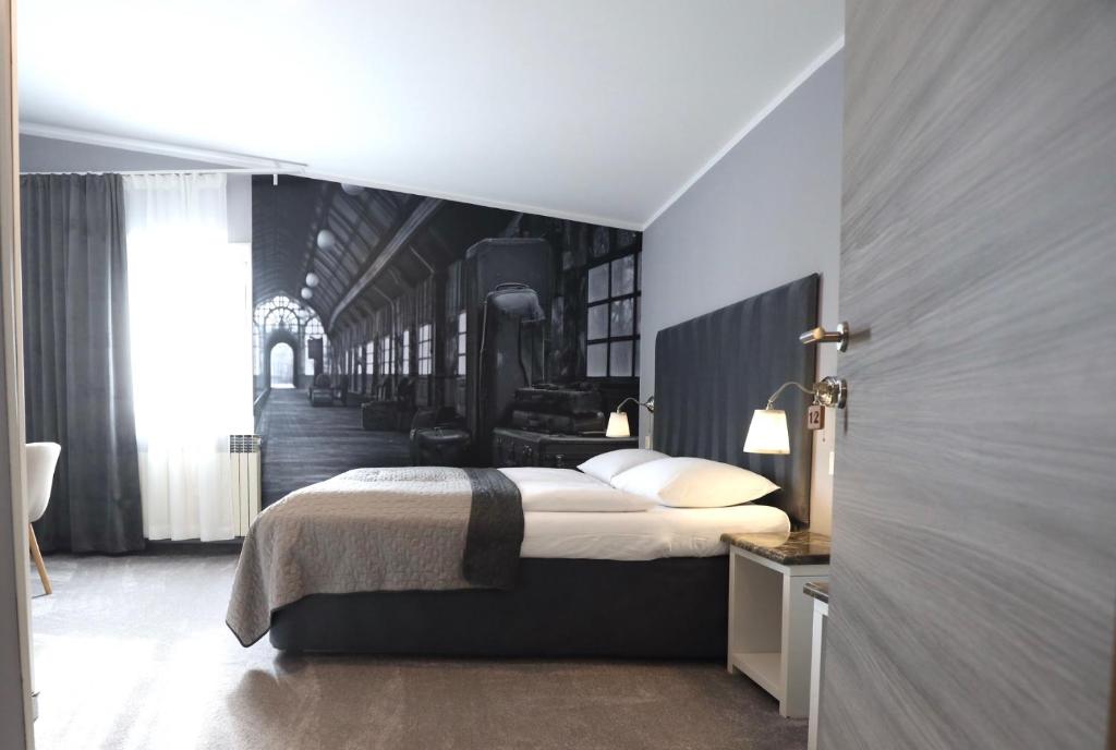 een slaapkamer met een groot bed in een kamer bij Rooms Kaktus in Velika Gorica