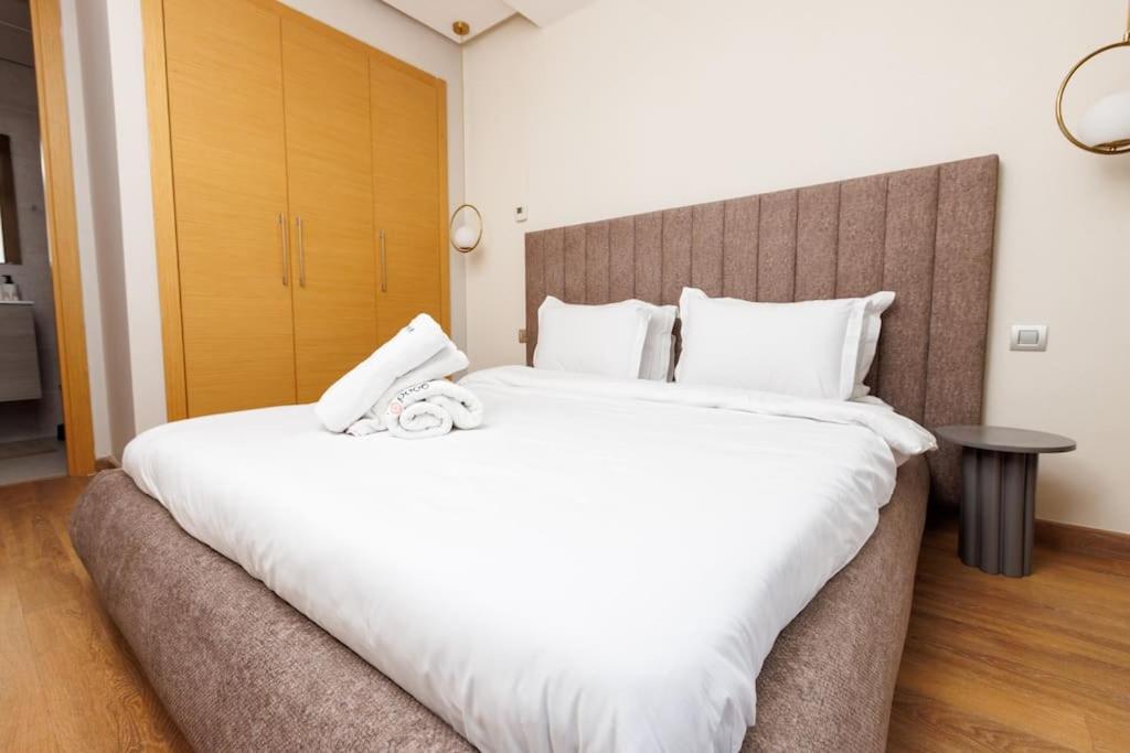 Postel nebo postele na pokoji v ubytování Stylish 1BR flat in Hay Riad Central Rabat