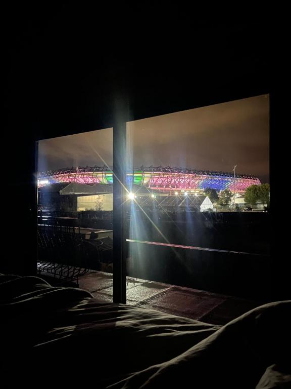 een uitzicht op een stadion 's nachts met verlichting bij Big Modern Home in Murrayfield next to the Murrayfield Stadium in Edinburgh