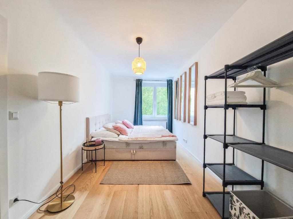 a bedroom with a bunk bed and a ladder at FeelHome-Donau-6 Gäste-WiFi-Smart TV in Vienna