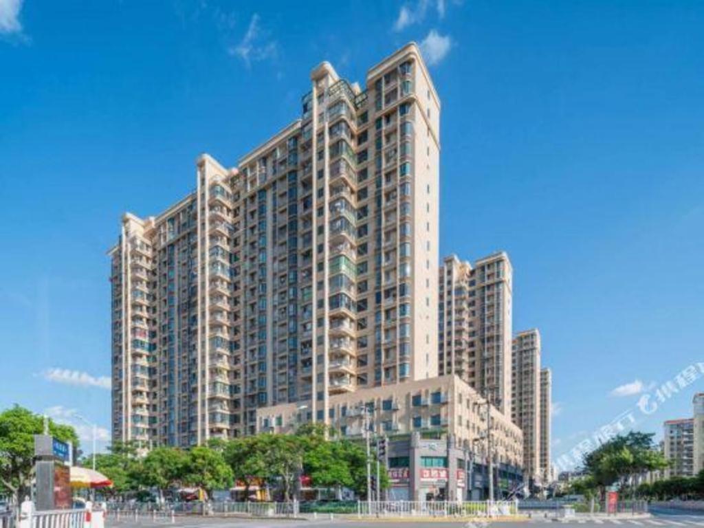 un gran edificio de apartamentos en una ciudad en Xana Hotelle Xiamen Airport Zone Government en Heshan