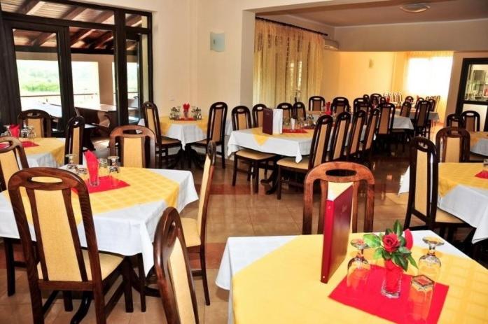 Restaurace v ubytování JRB Hotel