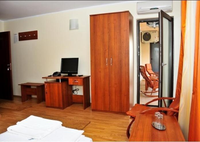 TV a/nebo společenská místnost v ubytování JRB Hotel