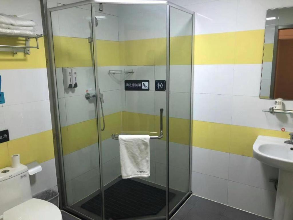 A bathroom at 7 Days Inn Tianjin South Railway Station