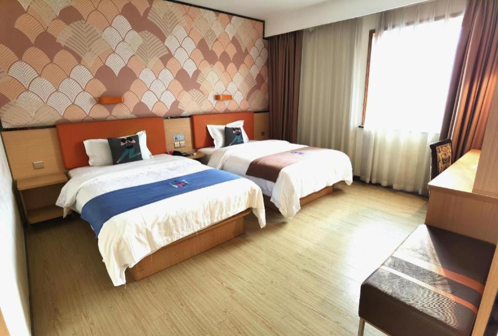 Un pat sau paturi într-o cameră la Pai Hotel Chengdu Qingbai River Branch