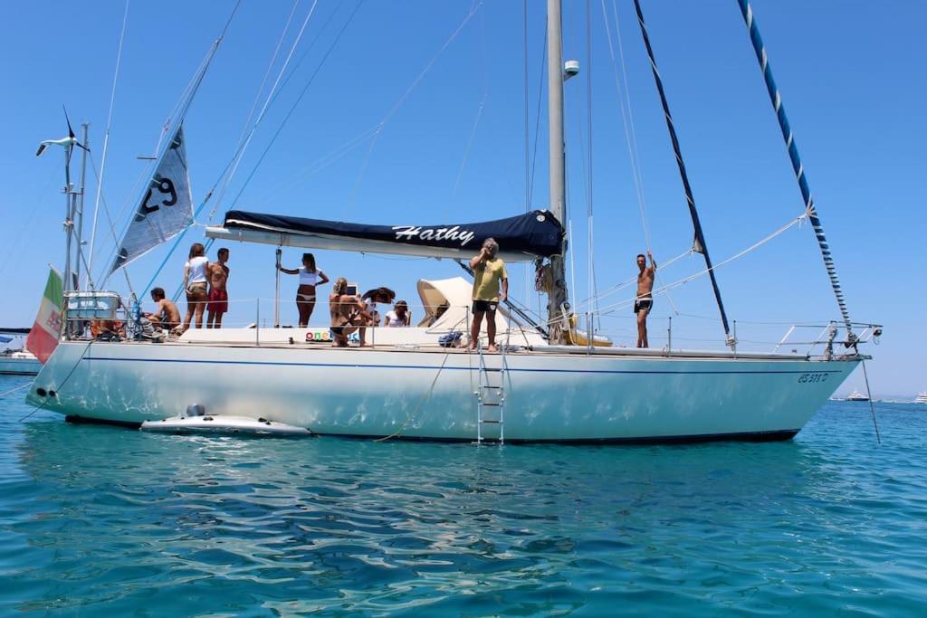 un grupo de personas en un velero en el agua en Boat & Breakfast Sorrento sailing, en Castellammare di Stabia