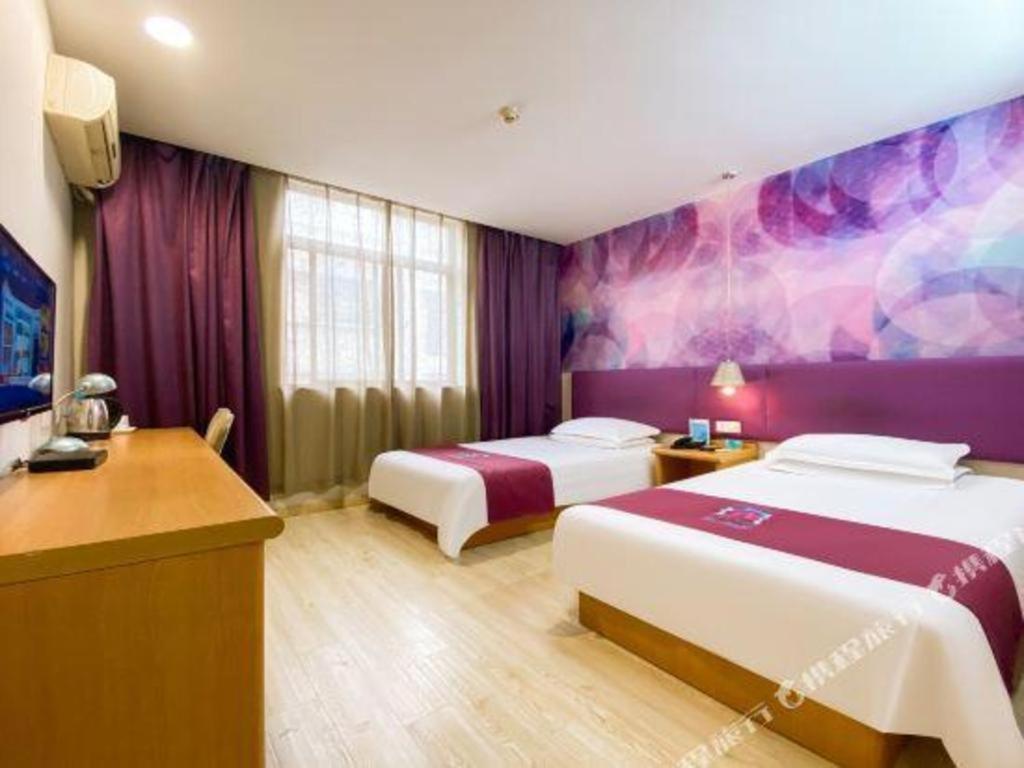 Ліжко або ліжка в номері Pai Hotel Kunshan Youyi Hospital Qingyang South Road Branch