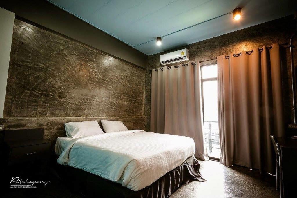 Säng eller sängar i ett rum på Pornsiri Hotel Sisaket