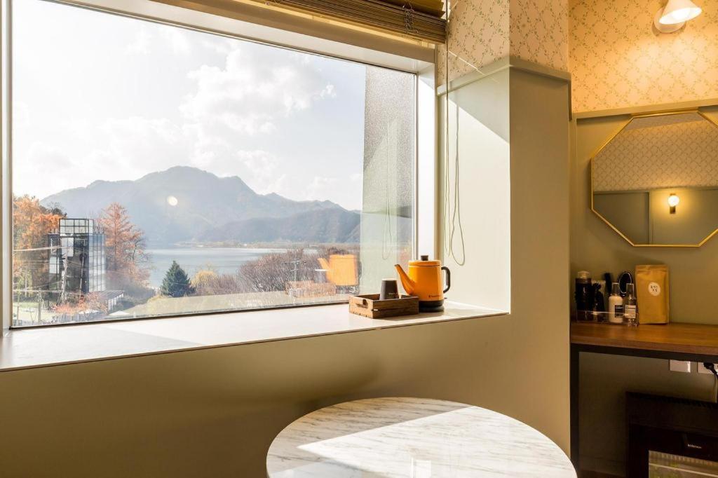 ventana con vistas a la montaña en Plain Hotel, en Chuncheon