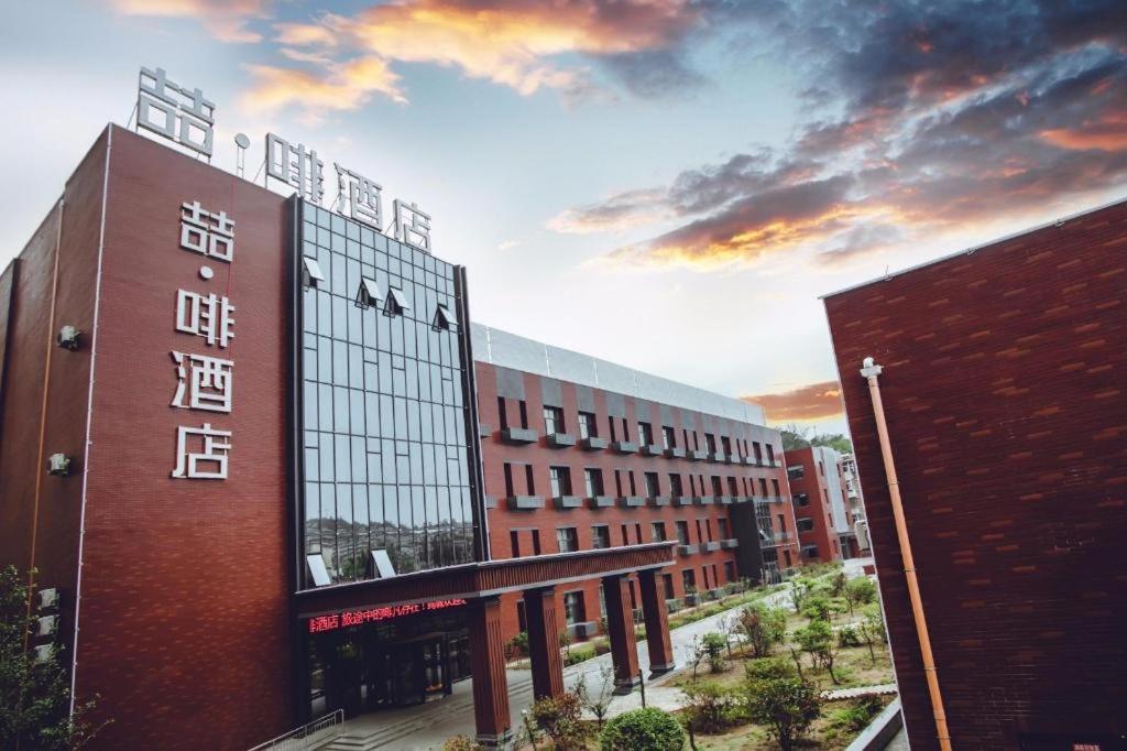 un rendu d'un bâtiment dans une ville dans l'établissement James Joyce Coffetel·Chengde Mountain Resort Toudao Pailou, à Chengde