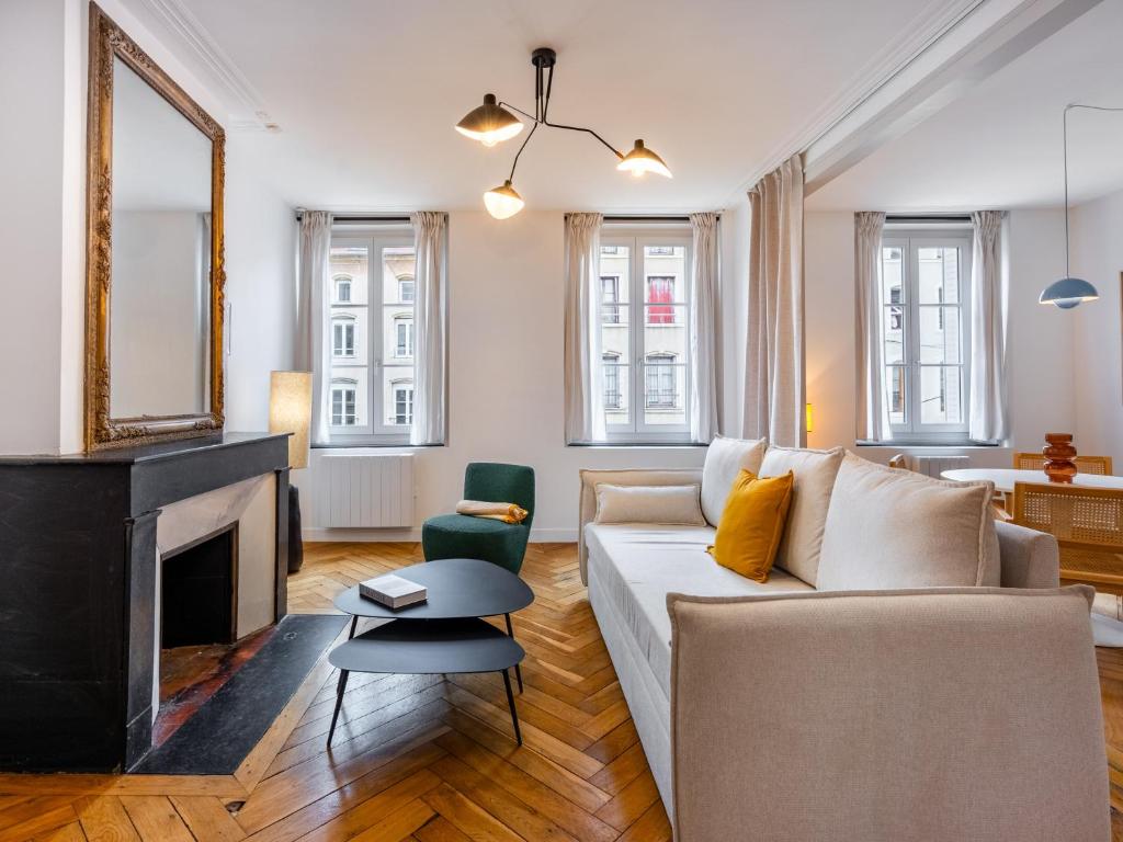 un salon avec un canapé et une cheminée dans l'établissement Le Chic de Dizier, à Nancy