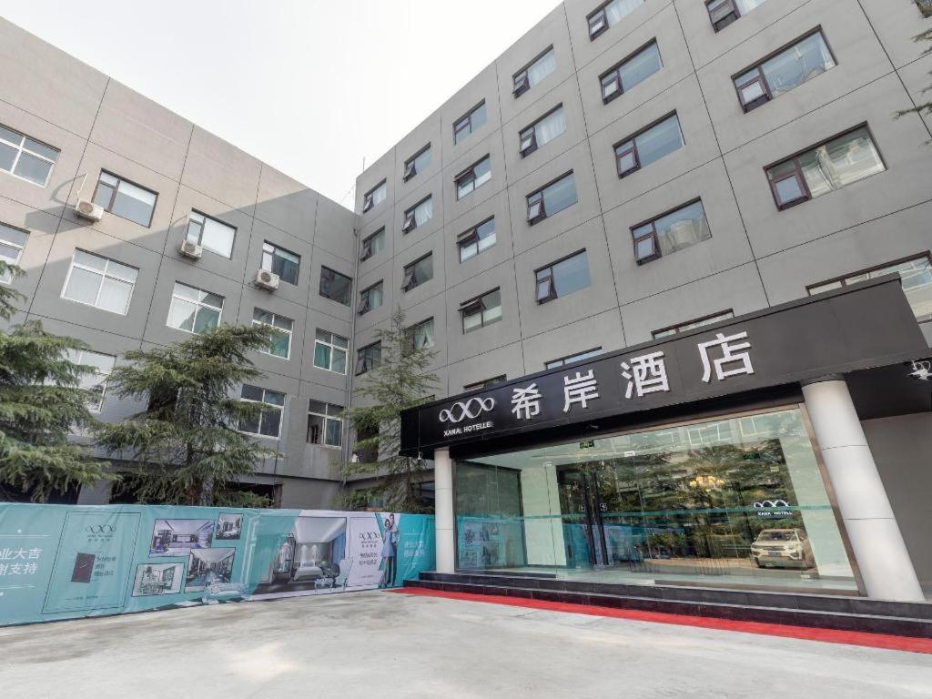 budynek ze sklepem przed nim w obiekcie Xana Hotelle·JiNan Daminghu East Gate Shandong University w mieście Hongjialou