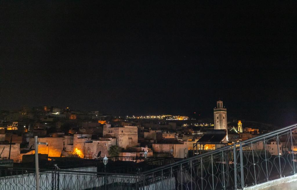 Nespecifikovaný výhled na destinaci Fès nebo výhled na město při pohledu z penzionu