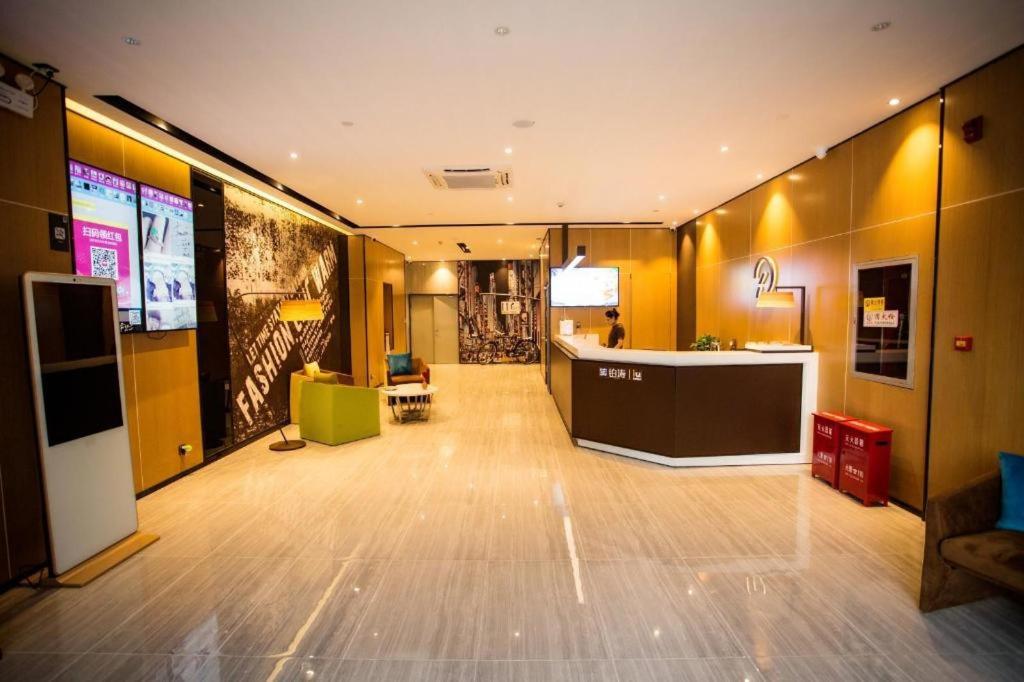 ein Raum mit einer Lobby mit Bar und Küche in der Unterkunft IU Hotels·Yinchuan Railway Station in Yinchuan