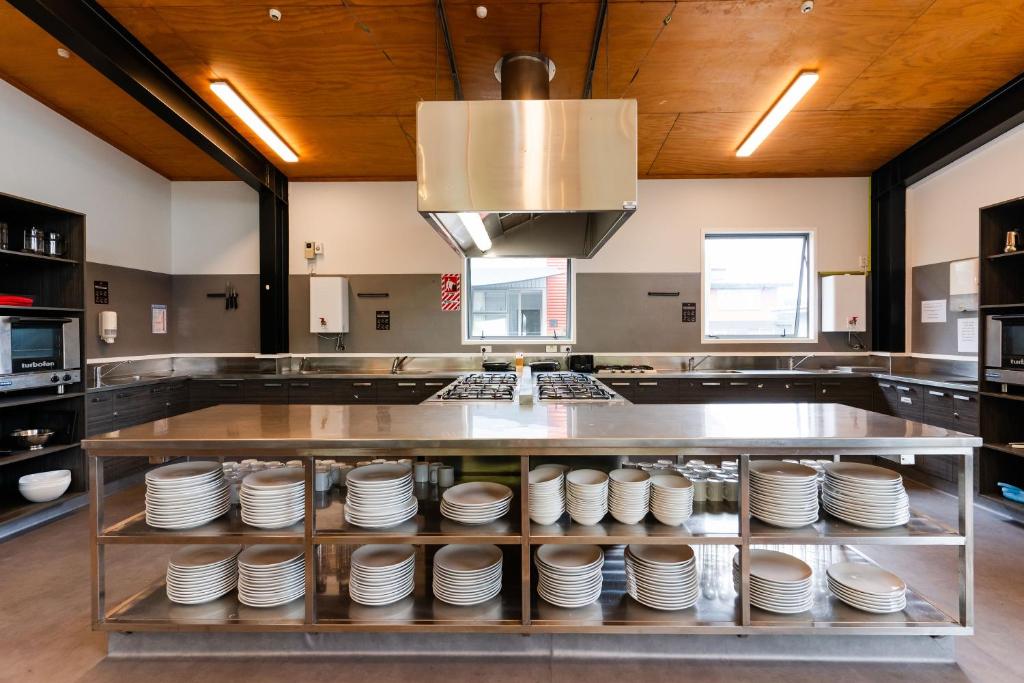 Köök või kööginurk majutusasutuses Haka House Rotorua