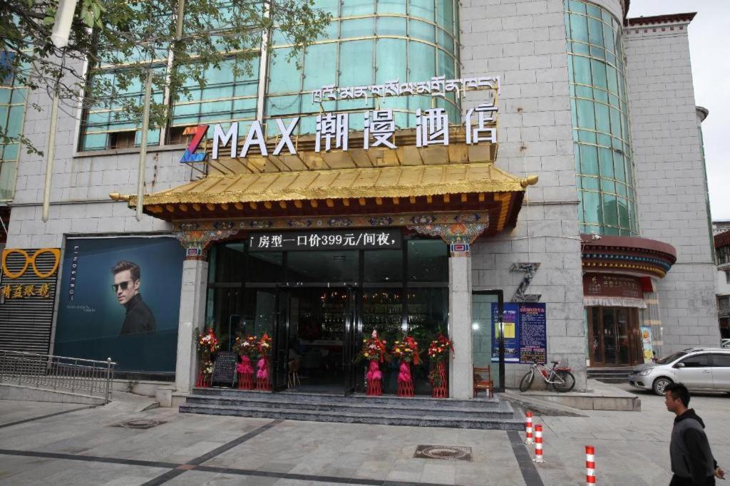 un gran edificio con un cartel en la parte delantera en Zmax Lhasa Potala Palace Square en Lhasa