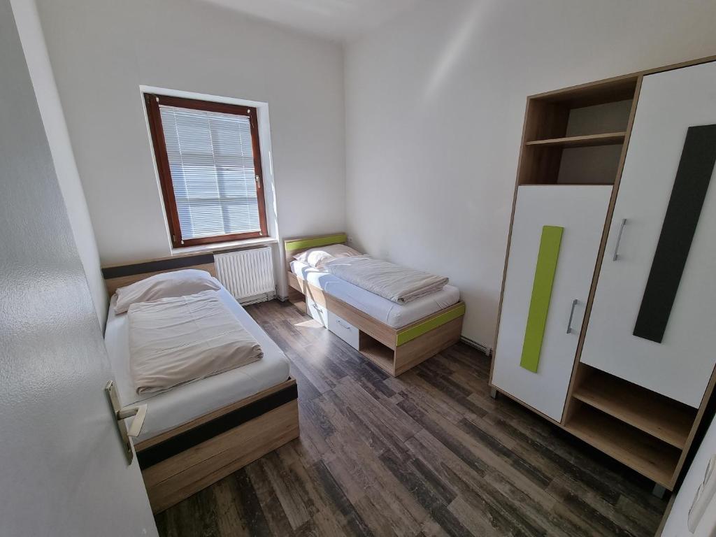 Voodi või voodid majutusasutuse Workers Castle Apartments für die besten Monteure toas