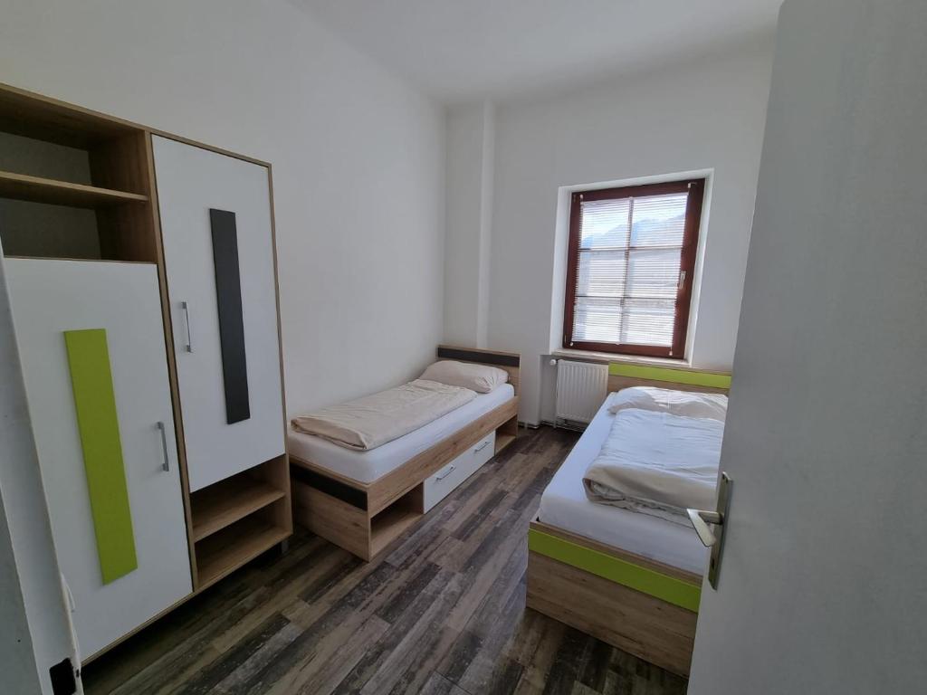 Voodi või voodid majutusasutuse Workers Castle Apartments für die besten Monteure toas