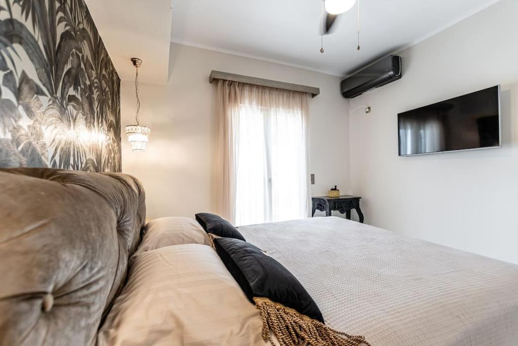 TV a/nebo společenská místnost v ubytování Mythodea Luxury Villa