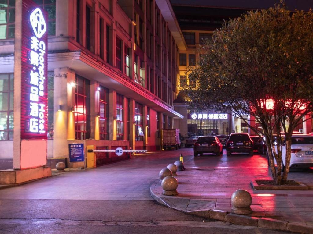 a city street at night with cars parked on the street at Chonpines Hotels·Qianxi Shuixi in Qianxi