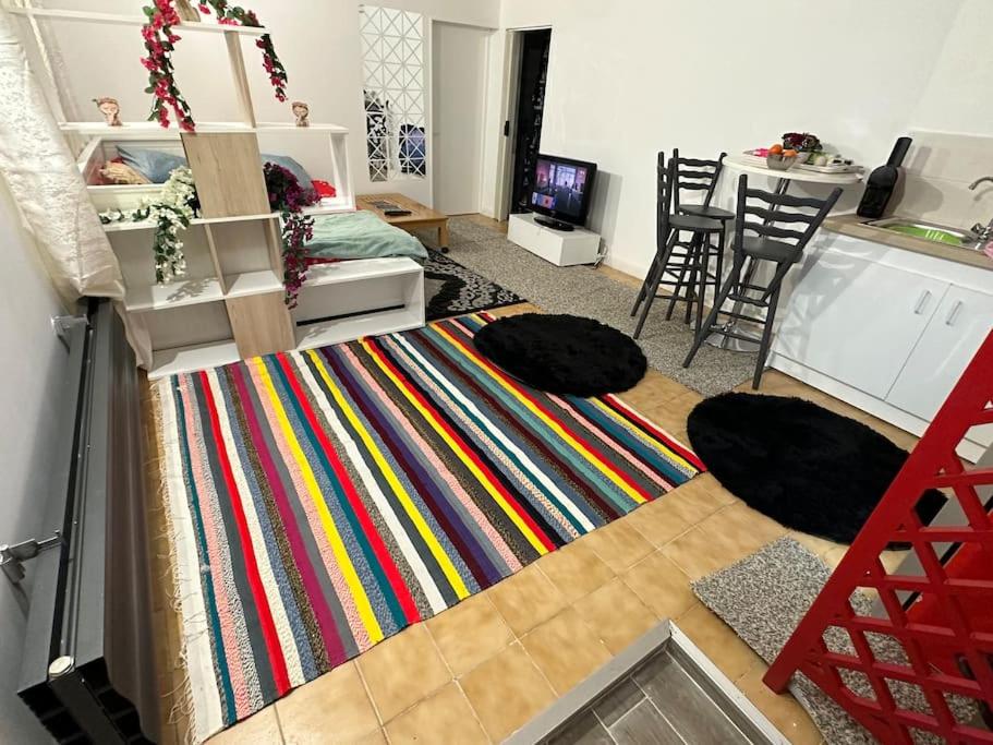 - un salon avec un tapis coloré au sol dans l'établissement *cocon*indépendant proche de l’aéroport et gares, à Viry-Châtillon