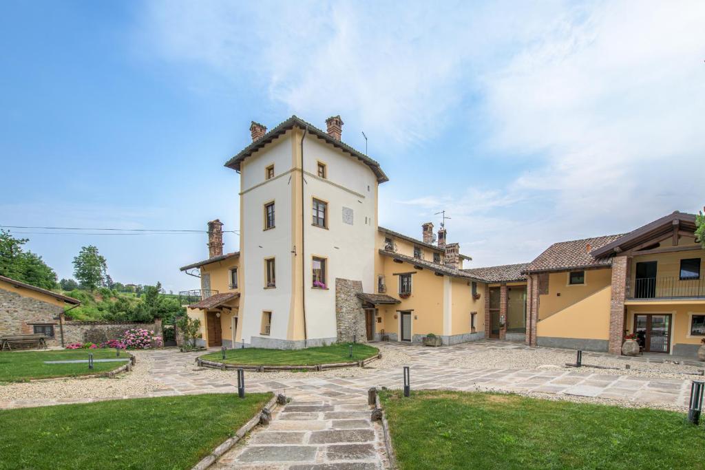 an exterior view of a building with a yard at Agriturismo Fontanassa in Gavi