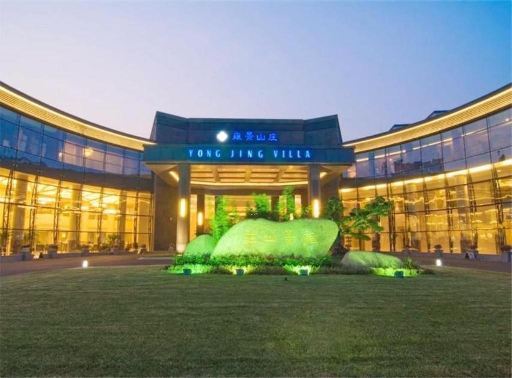 YONG JING VILLA في Xuejiawan: مبنى كبير أمامه حيوان كبير