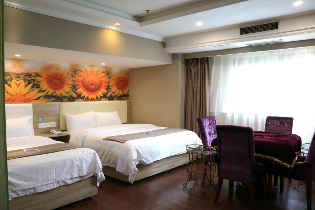 渝北的住宿－PAI Hotel·Chongqing Jiangbei Airport Changfu Road Light Rail Station，酒店客房设有两张床和窗户。