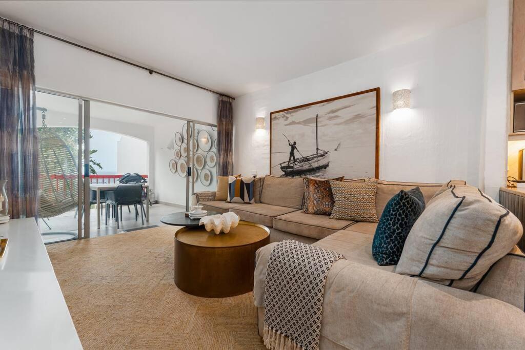 una sala de estar con un sofá y una mesa en 4 Perissa- Luxury beach break, en Ballito
