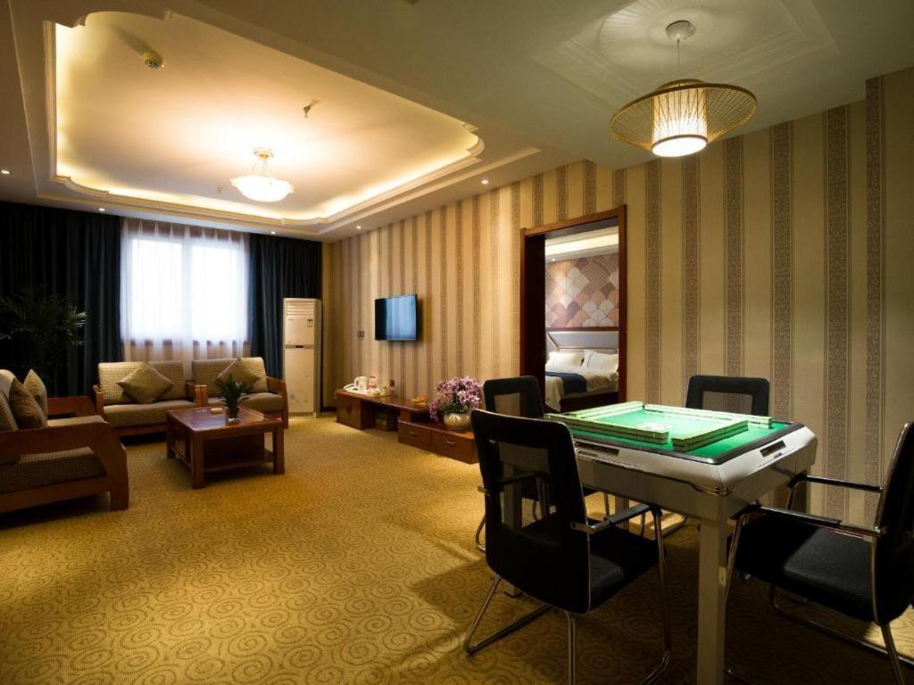 una sala de estar con mesa de billar en una habitación de hotel en PAI Hotel·Luoyang Dingding Bei Road Hongjin Logistics International Peony Garden, en Luoyang