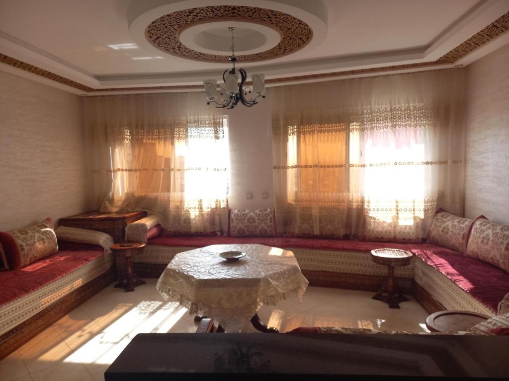 ein Wohnzimmer mit einem Sofa und einem Tisch in der Unterkunft Dari A10 in Agadir