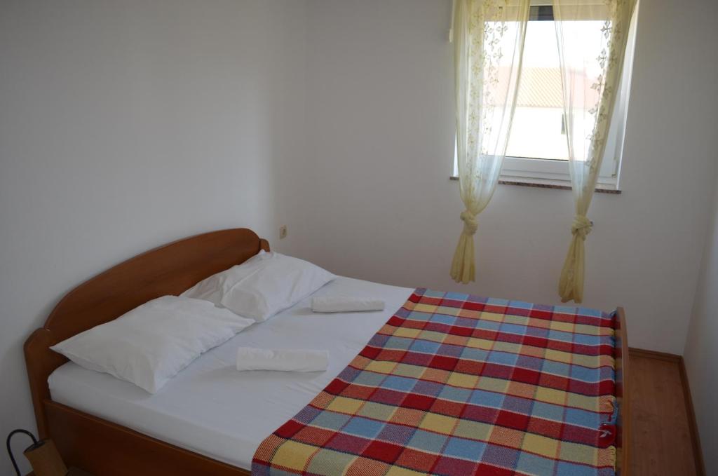 Łóżko lub łóżka w pokoju w obiekcie Apartments Leticia I