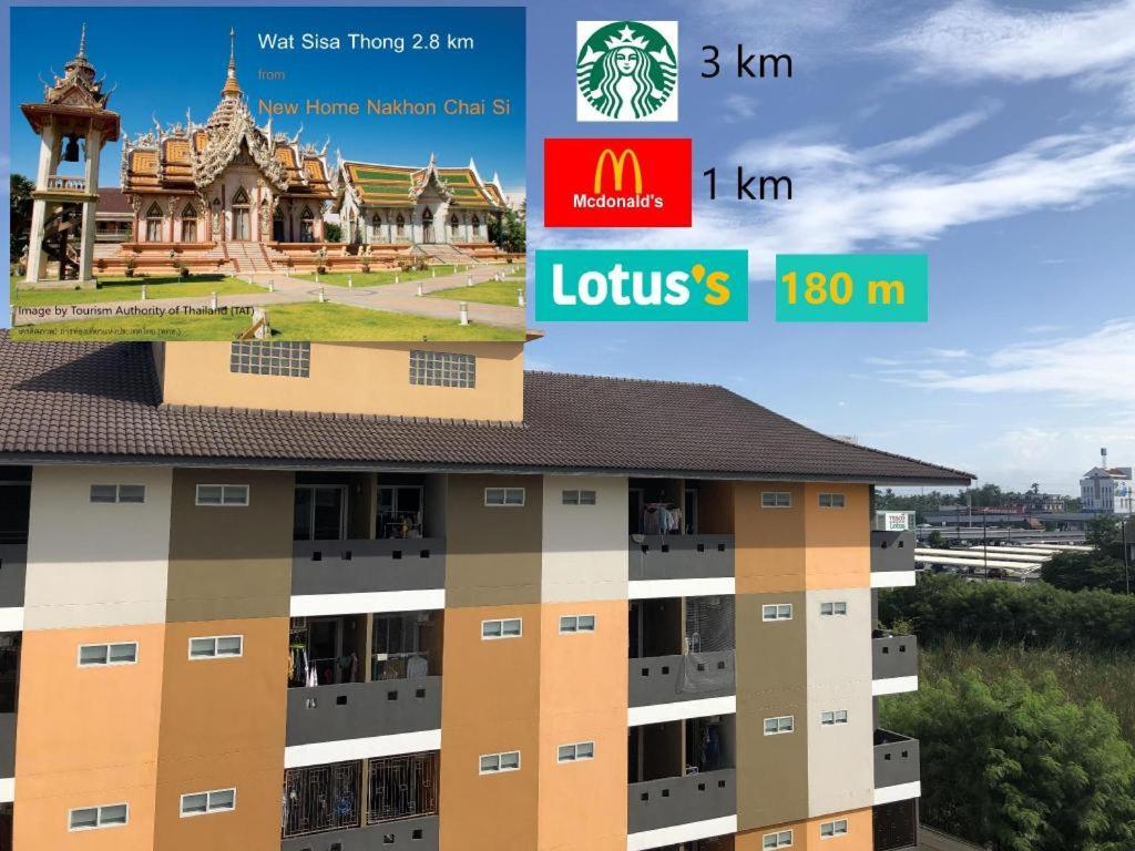 vista para o edifício do hotel em New Home Nakhon Chai Si em Talat Amphoe Nakhon Chai Si