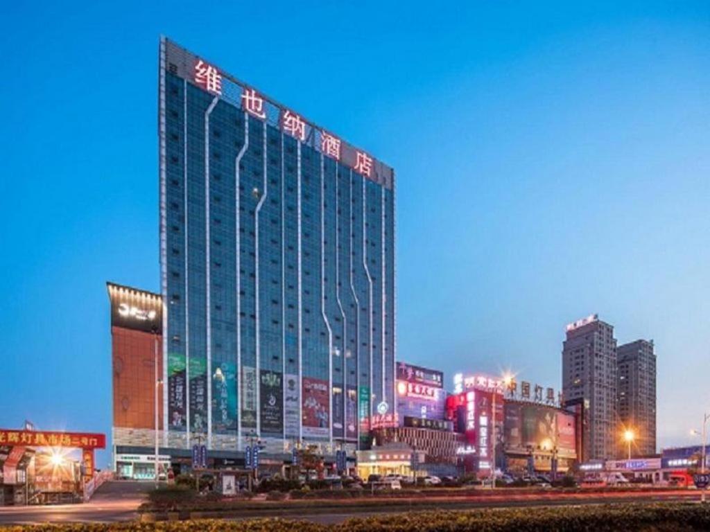 un grand bâtiment dans une ville la nuit dans l'établissement Vienna Hotel Jiangsu Changzhou Zouqu Lamp Market, à Beigang